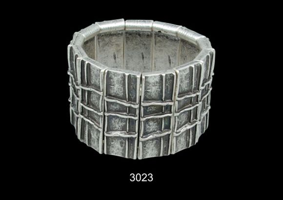 3023